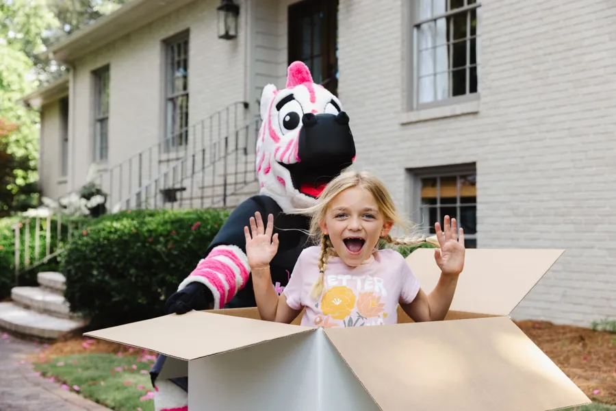 oklahoma-city-moving-company-mover-playing-with-customer-at-move-site