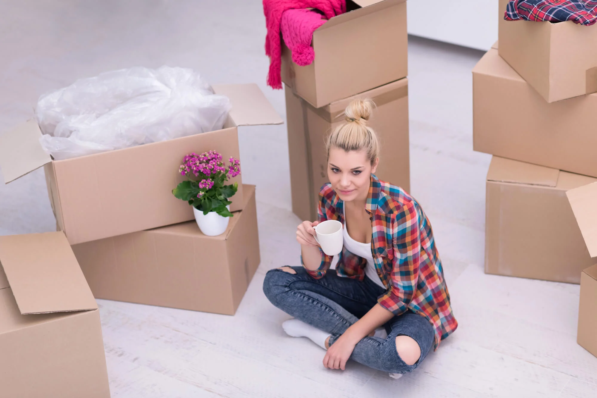 woman-needing-help-from-Loading-and-Unloading-Movers